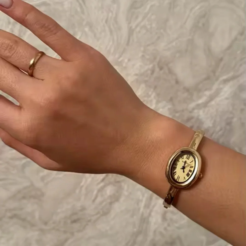 Baignoire Gold Oval Watch with Black Dial